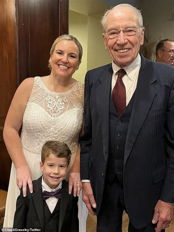 Chuck Schumer Wife: Iris Weinshall Parents, Age, Young, Net Worth, Family, Wiki, Daughters, Wedding, Salary
