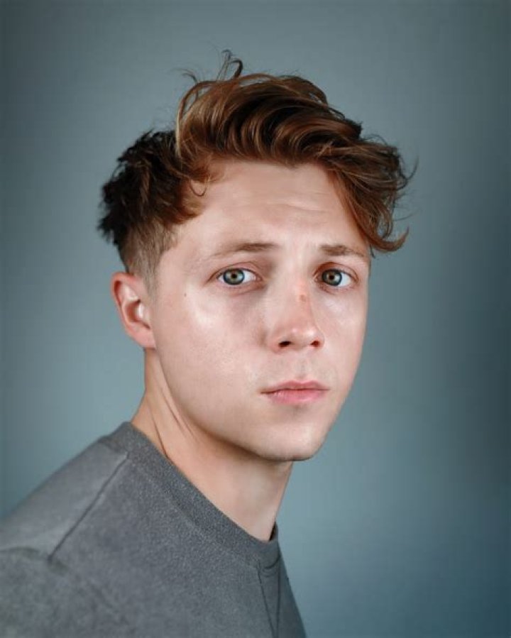 Dan Howell Height, Weight, Age, Wiki, Biography, Net Worth, Facts