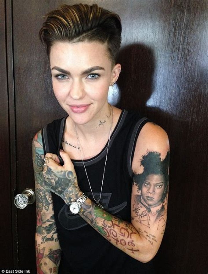 Jodie Sweet: Fiancé, net worth, tattoos, smoking & body measurements