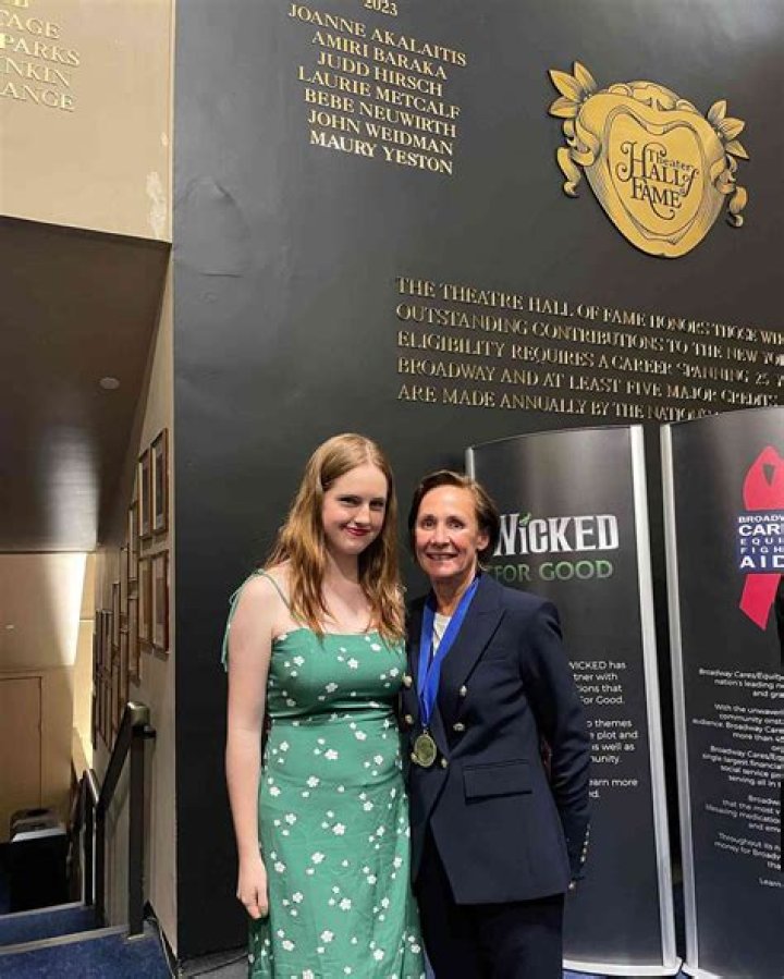 Mae Akins Roth (Laurie Metcalf’s Daughter) Bio, Wiki, Age, Height, Dating, and Net Worth
