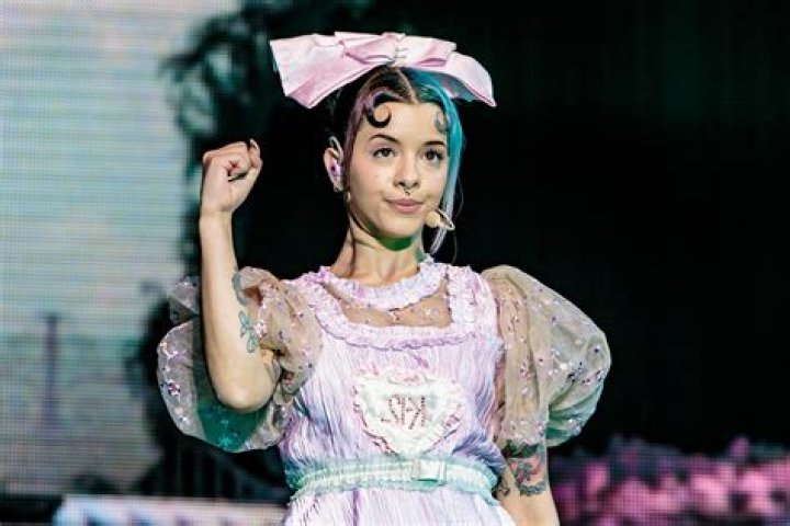 Melanie Martinez- Bio, Age, Songs, Net Worth, Boyfriend, Height, Career