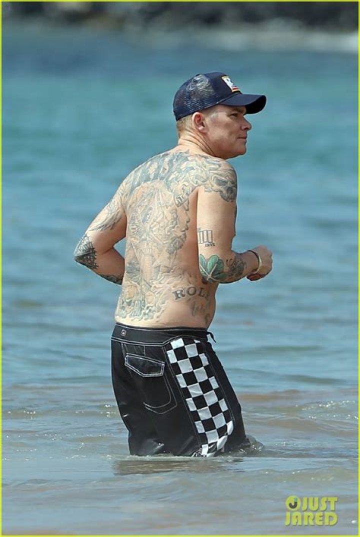 Tom Arnold: Wife, net worth, tattoos, smoking & body facts