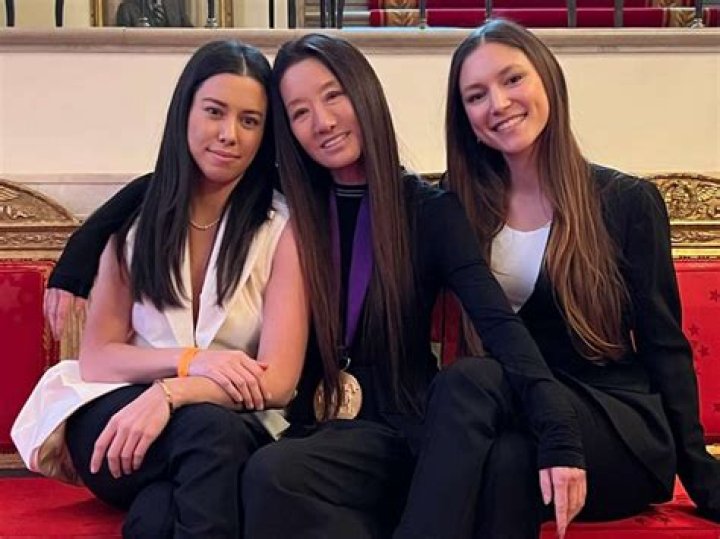 Vera Wang Bio, Age, Young, Husband, Daughters, Bridal, House, and Net Worth.